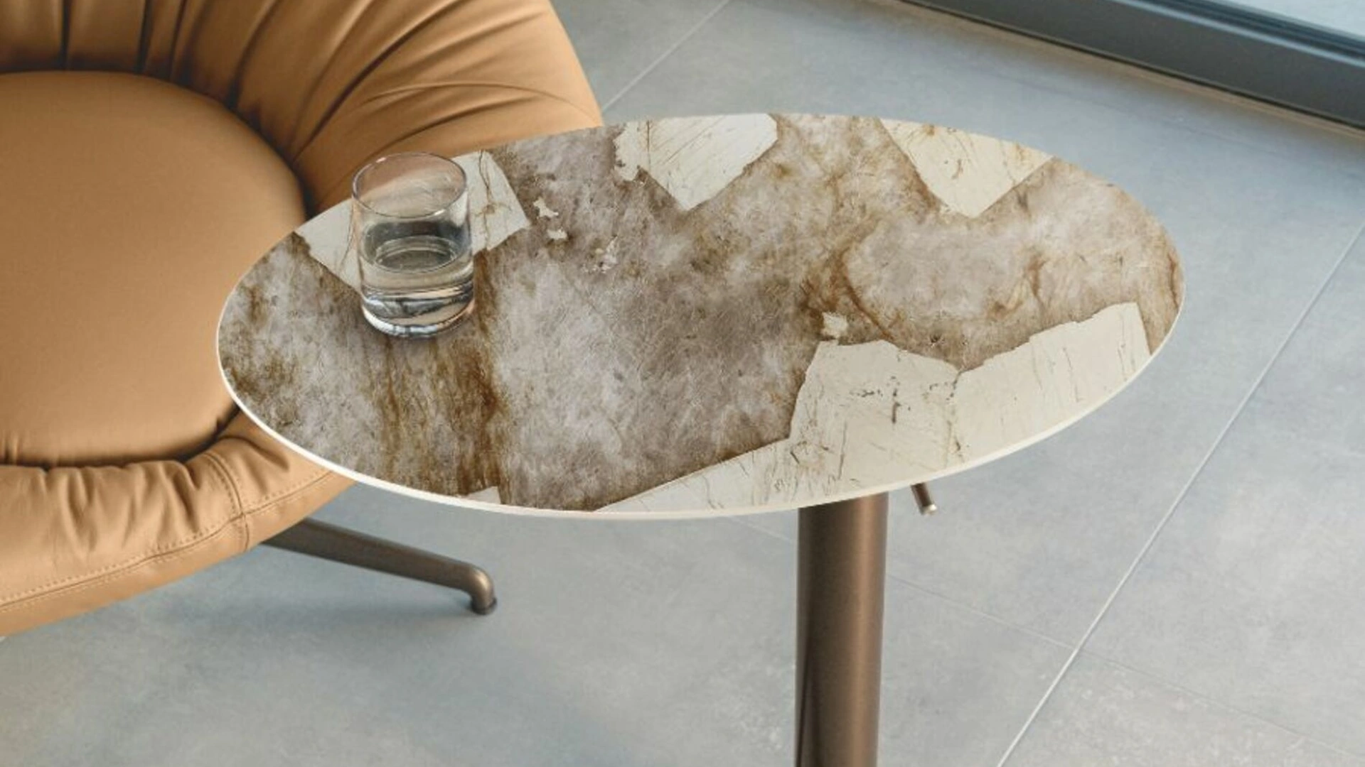 Tavolino Tek in ceramica di Riflessi