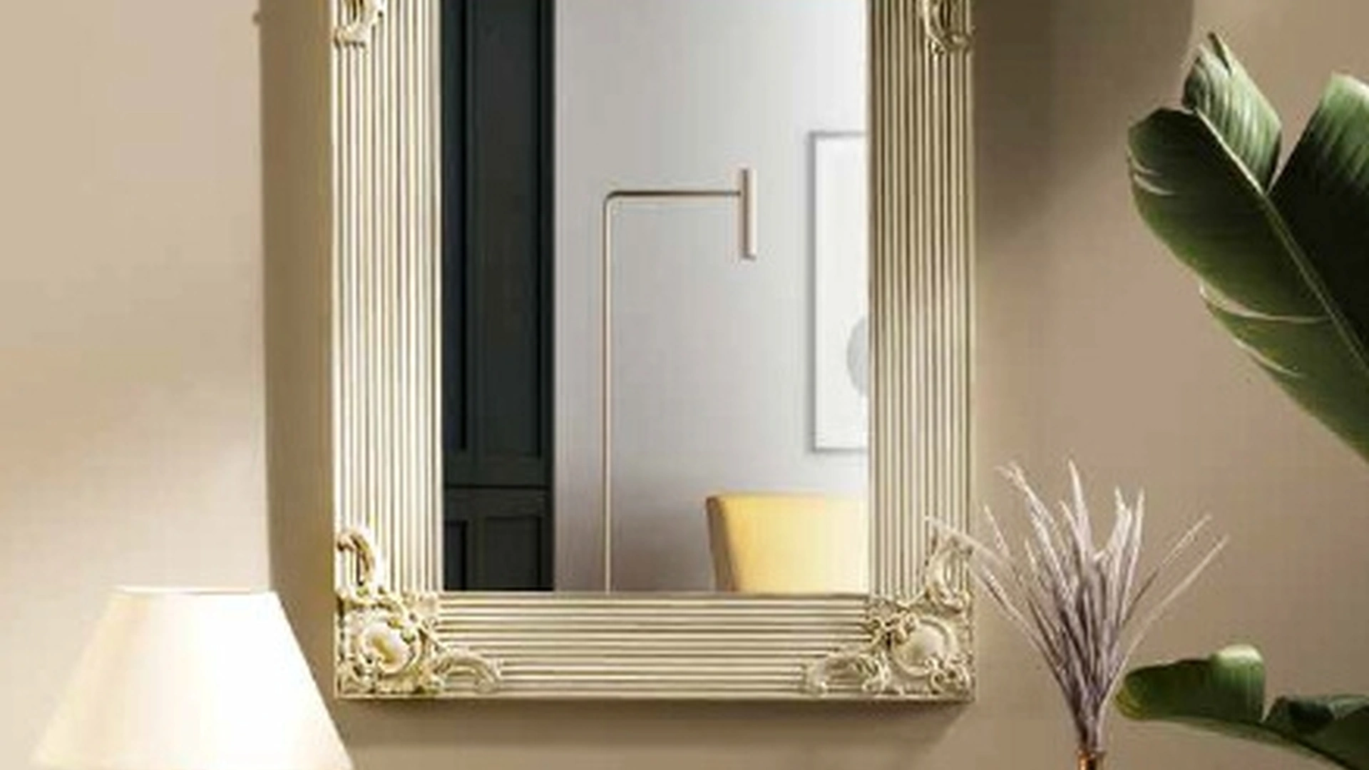 Specchio Vanity con cornice in legno laccato de La Vetreria