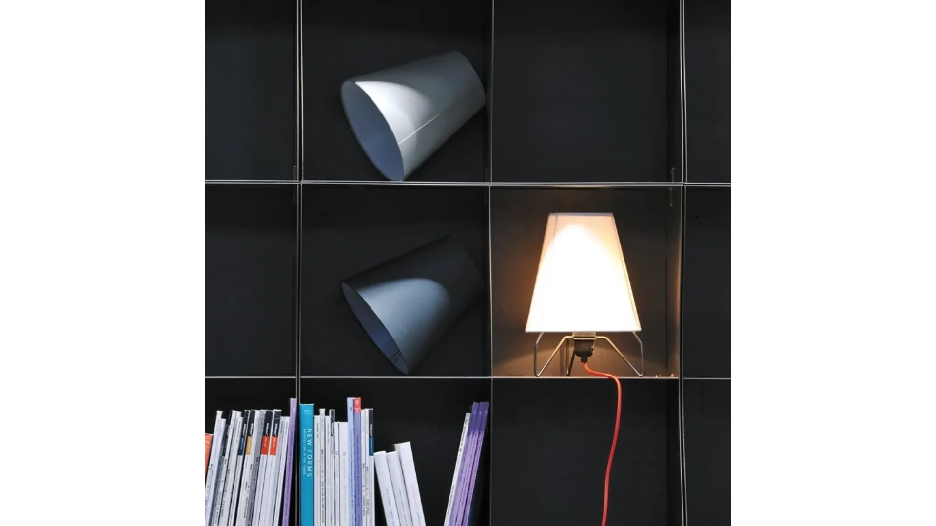 Lampada da tavolo in tessuto con struttura in metallo Jet Table di Adriani e Rossi