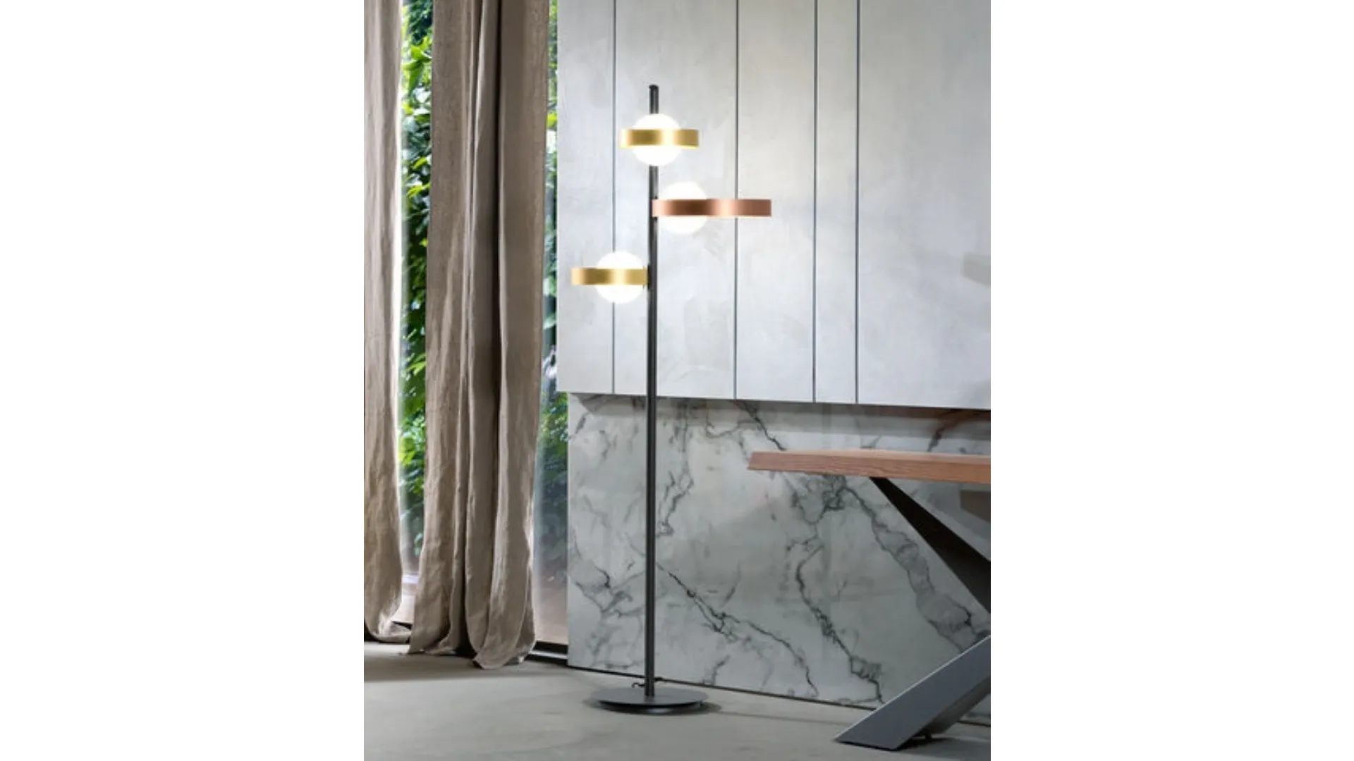 Lampada da terra Bubble PT formata da tre anelli in metallo verniciato e tre bulbi in vetro bianco satinato di Riflessi