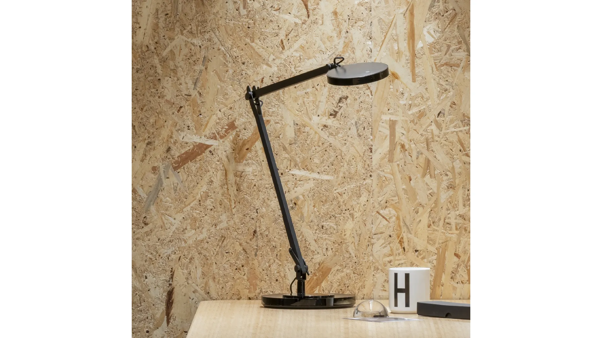 Lampada da tavolo Futura in alluminio e plastica con diffusore orientabile a led e interruttore incorporato di Ideal Lux
