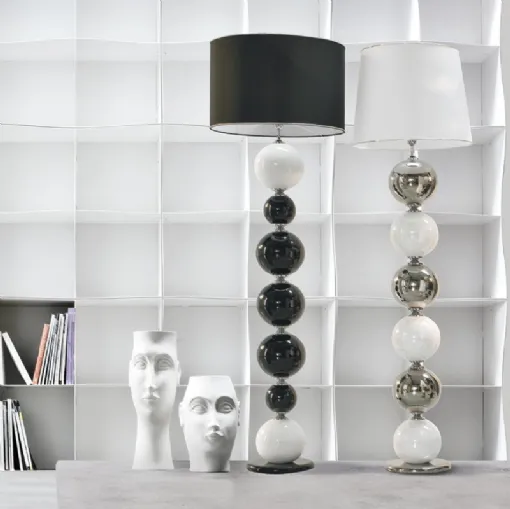 Lampada da terra in tessuto bianco o nero e in ceramica smaltata biancoe platino o nero e platino Pearl Floor di Adriani e Rossi