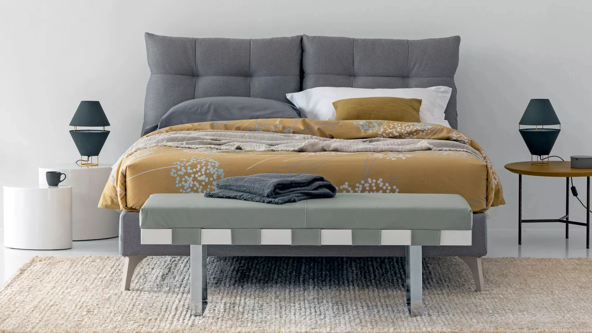 Letto in tessuto imbottito Loren con contenitore di Oggioni