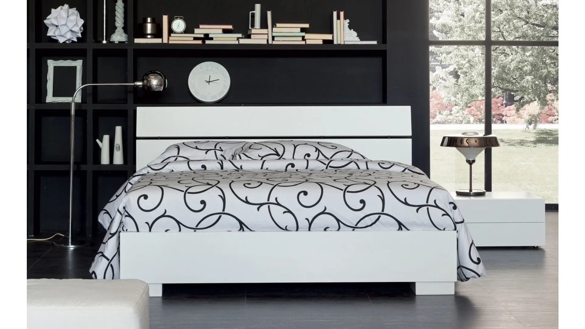 Letto in legno laccato Bianco con testiera e contenitore Vanquish di Oggioni