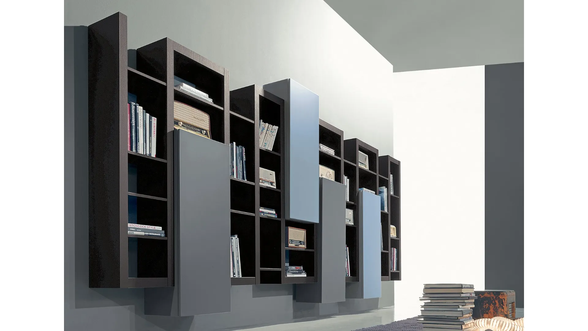 Libreria Side 16 in olmo ruggine con elementi ad ante battenti in laccato quarzo e fiordaliso opaco di Fimar