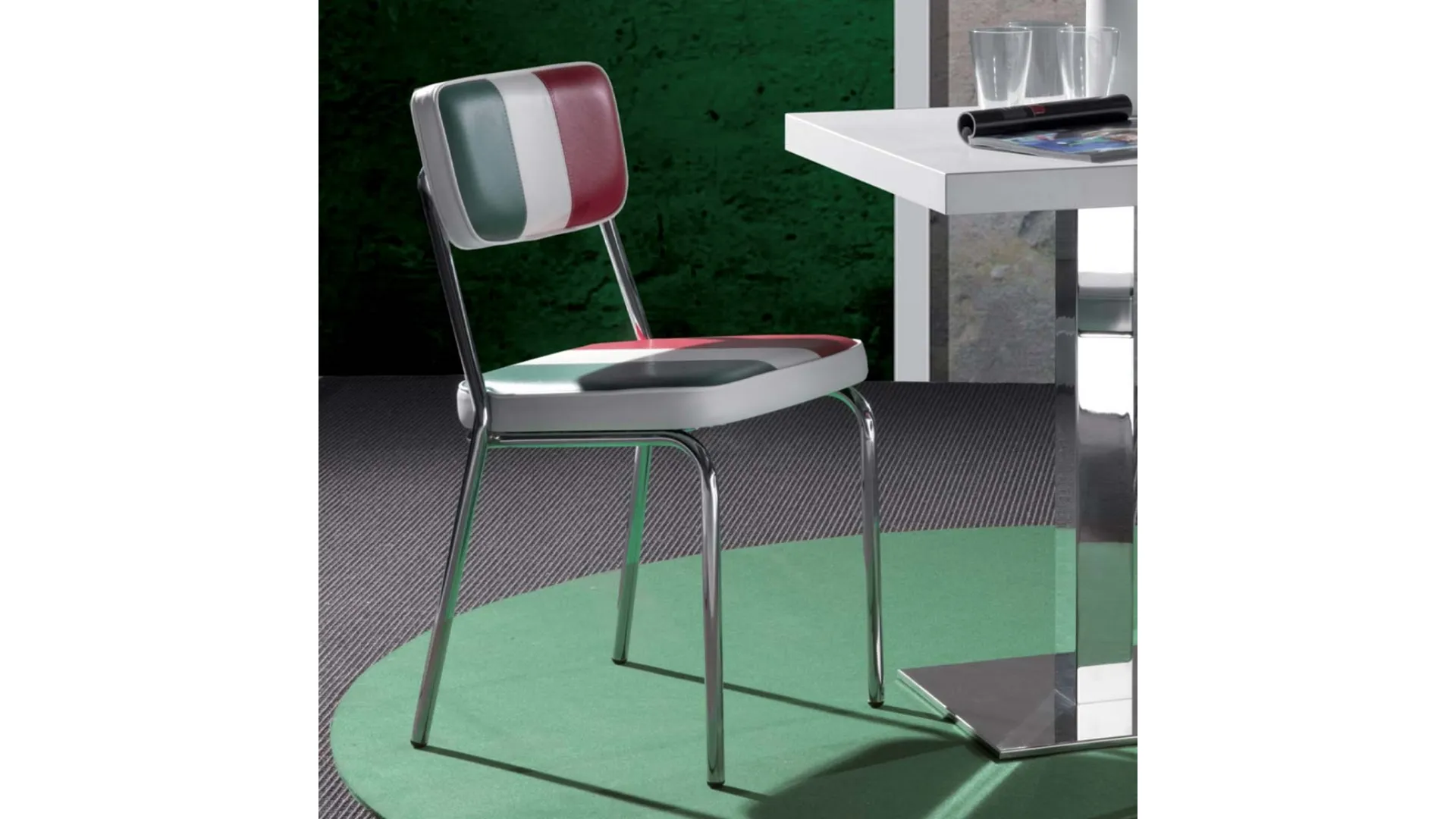 Sedia Hollywood-Sprint in ecopelle imbottita Italian Flag con base in metallo cromato di La Seggiola