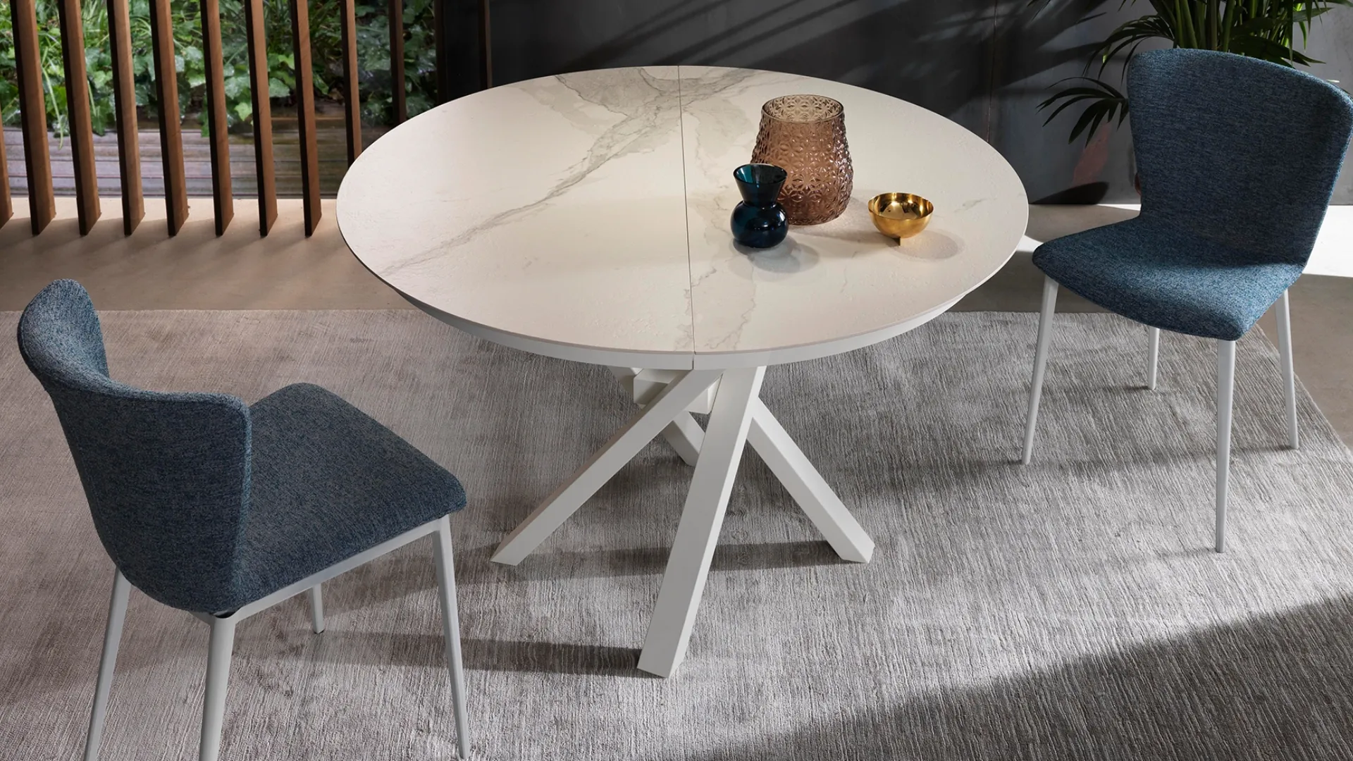 Tavolo allungabile Shangai Round con top in ceramica e base in alluminio verniciato di Riflessi