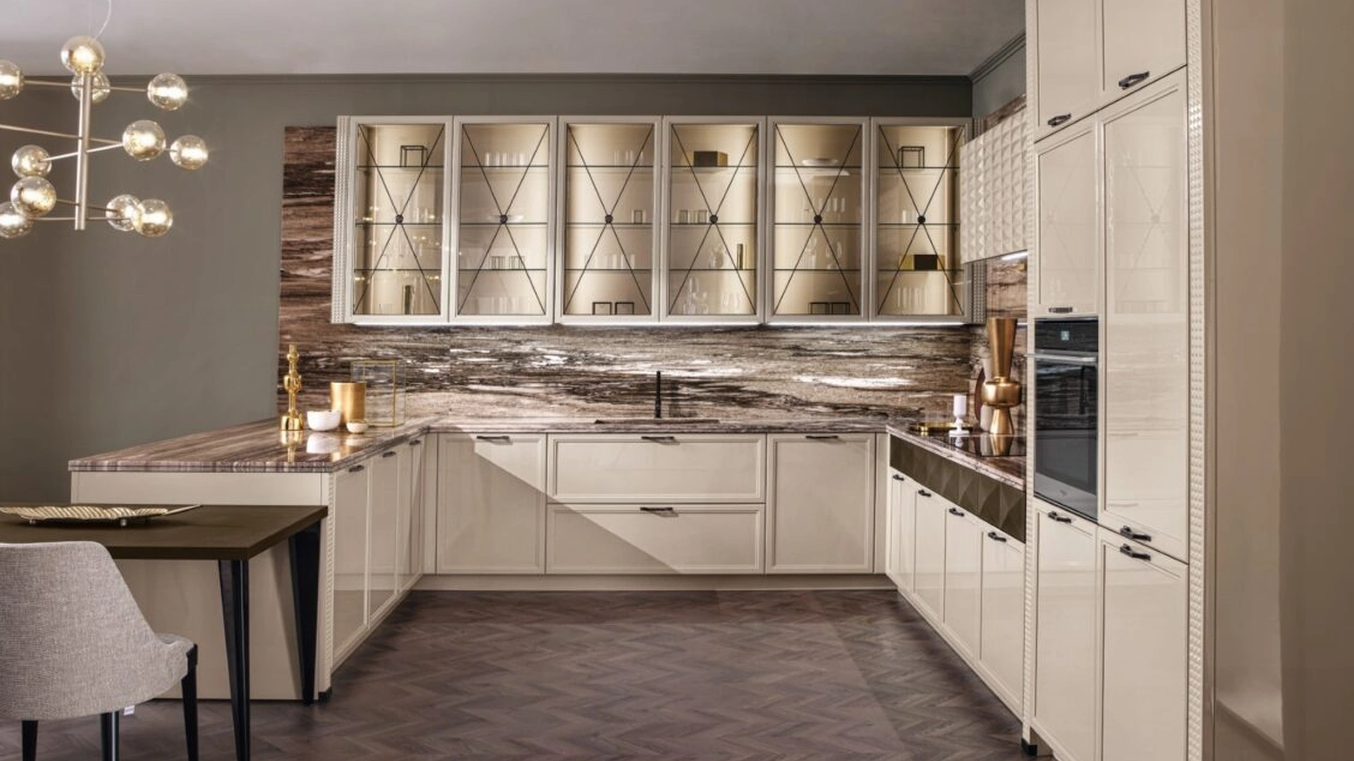 Cucina Classica Luxury Glam laccata lucida con penisola di Aster Cucine