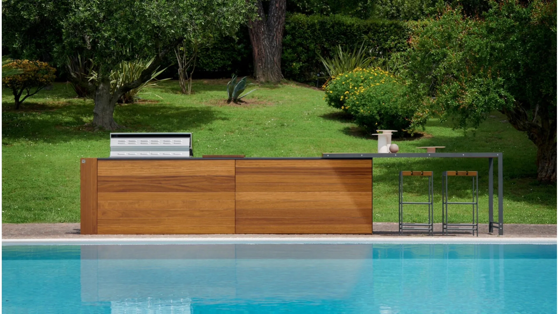 Cucina Design a isola in legno Outdoor di Aster Cucine