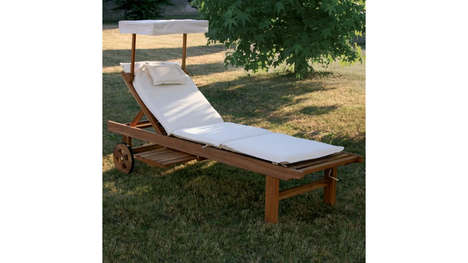 Lettino Real Bed  in legno massello di teak indonesiano con finitura olio naturale con cuscino in tessuto imbottito e parasole di La Seggiola